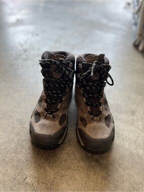 Vasque Gray and Tan Hiking Boots - Men's Lace-Up Trail Shoes